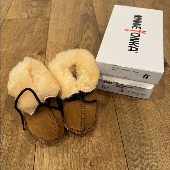 Minnetonka Infant Sheepskin Booties - Tan - Picture 2 of 4
